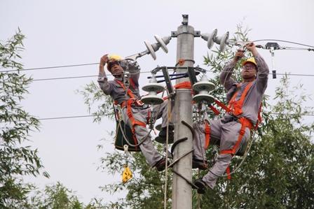 　　9月28日，國網(wǎng)江永縣電力公司順利完成35千伏桃川變電站10千伏桃朝配電線路綜合改造檢修專項工作，有效提高線路安全可靠供電能力，確保國慶節(jié)期間廣大群眾生產(chǎn)生活用電無憂。　　據(jù)悉，35千伏桃川變電站10千伏桃朝線全長86.89公里，供電區(qū)域橫跨三個鄉(xiāng)鎮(zhèn)，承擔109個臺區(qū)10377戶用電戶的供電任務，線路于1984年投運，運行年限長、分支線路多、設備老化日愈嚴重