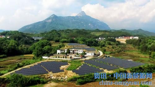                                                                                                                                                                     
	　　金秋九月，岳西縣農(nóng)民豐收運(yùn)動(dòng)會(huì)高潮迭起，脫貧后的岳西人民，正在慶祝著豐收的喜悅，幸福的笑容寫(xiě)在臉上。

	　　在剛剛過(guò)去的8月，這座位于大別山區(qū)的革命老區(qū)終于摘除了國(guó)家級(jí)&l