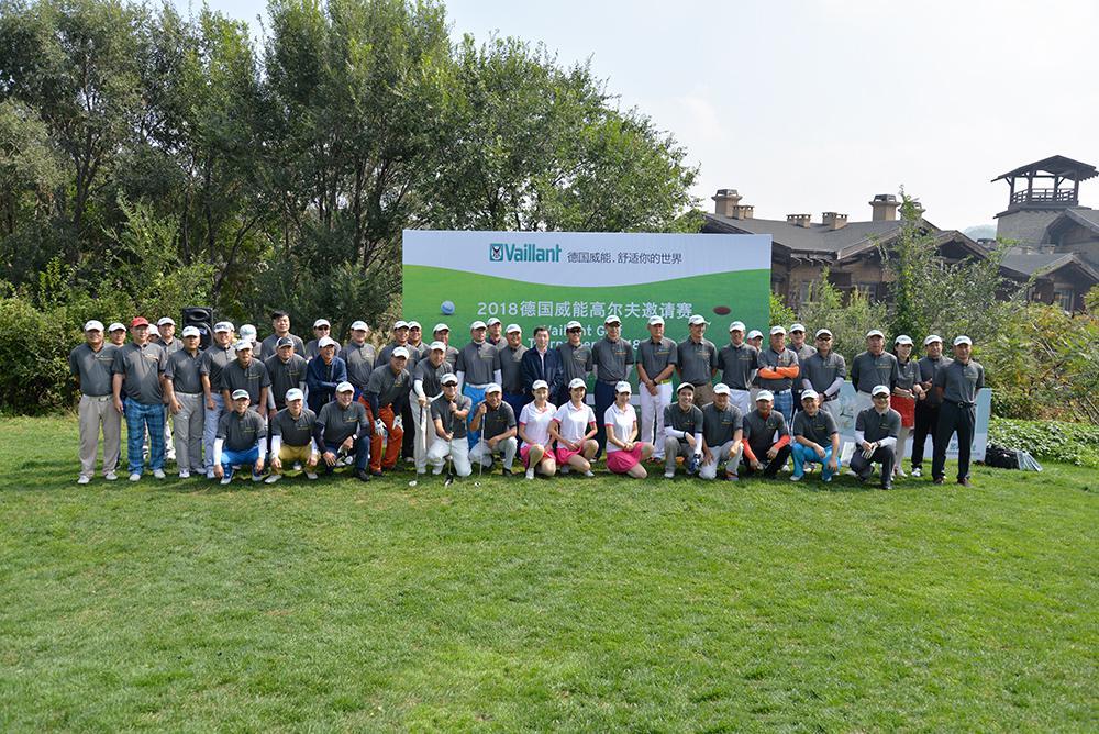 原标题:德国威能高尔夫邀请赛大连收杆 绿色情暖北方明珠 由德国威能主办的“2018德国威能高尔夫邀请赛”于9月29日在红旗谷高尔夫俱乐部进行了大连站的比赛。本场赛事恰逢威能第31家分支机构——大连分支开业,又正值深秋时节,球友们对于现场展示的威能产品以及便捷的分户式采暖方式有了更为浓厚的兴趣