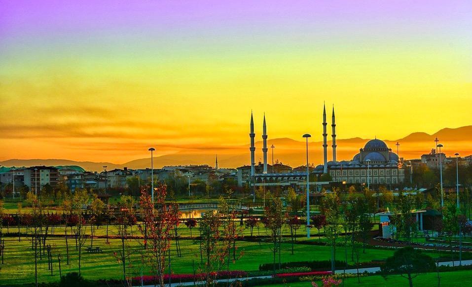 原标题:博士富豪断臂自救:40亿债务违约,卖60亿资产,能源也能种出来 *ST凯迪的本名是凯迪生态,大股东是阳光凯迪,其大股东和实控人是武汉博士富豪陈义龙。说起陈义龙,给人印象最深的是巨能说,股东大会和其它演讲中回答一个一个问题可以滔滔不绝几小时,并且引经据典、头头是道