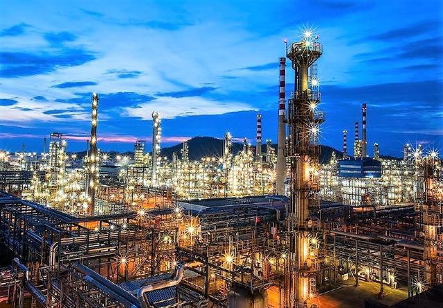 原标题:最赚钱的私营石油公司:一年收入达万亿,就连比尔盖茨都钦佩不已 全球的经济得以快速的发展离不开能源,作为全球最赚钱的能源巨头,美国的埃克森美孚公司(Exxon Mobil)绝对是该领域的龙头,根据2018年《财富》杂志发布的世界500强排名,埃克森美孚公司以2443亿美元(约合人民币1.68万亿)的营收,排名第9位。它去年的利润更是达到了197亿美元(约合人民币1356亿)