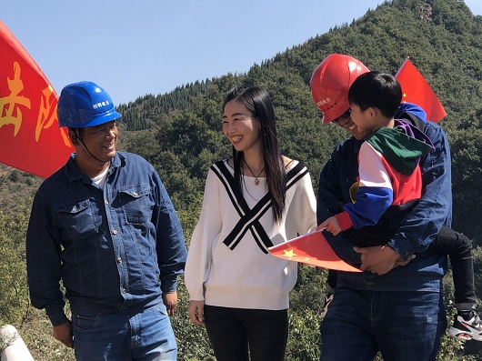 
				　　10月5日，國慶長假進入后半程。據(jù)統(tǒng)計，國家電網(wǎng)有限公司累計逾20萬名員工值守在供電一線，為廣大客戶歡度佳節(jié)提供可靠電力保障
