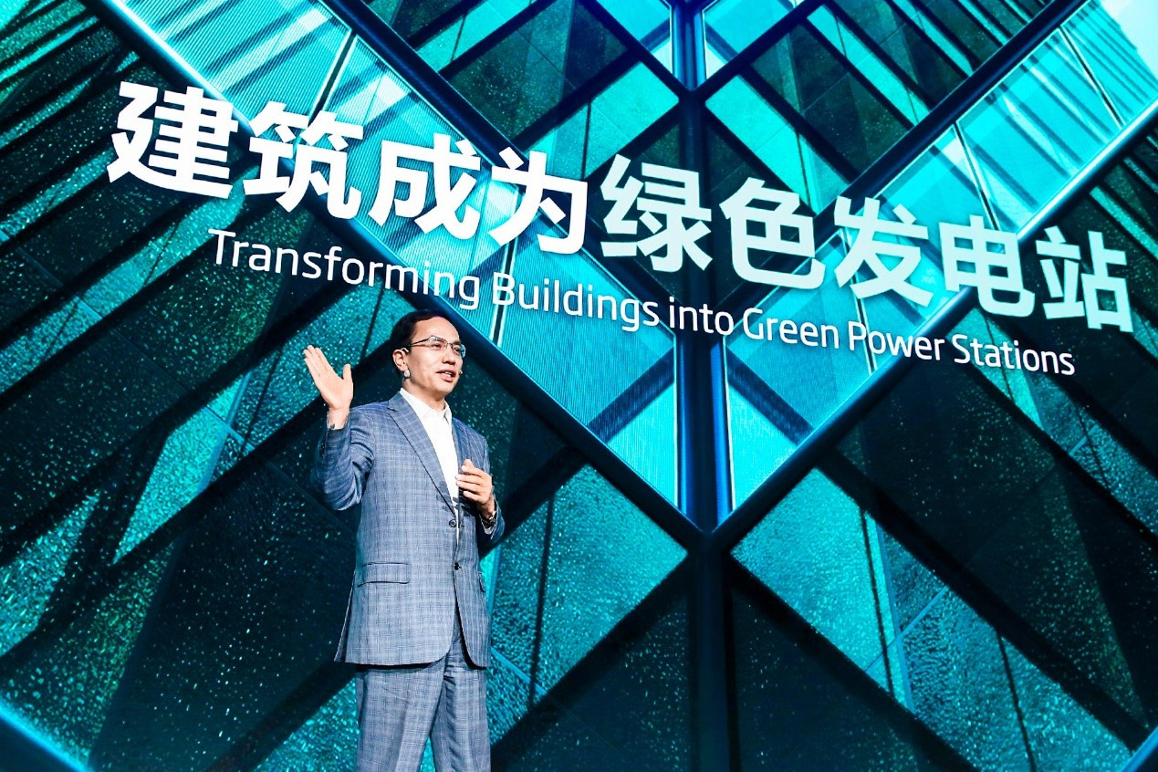 原标题:汉能发布新品汉墙:“建筑绿”成就“天空蓝” 如今,全球气候变暖已接近不可逆转的临界点,污染蔓延侵蚀着生存的每一处角落,凌厉的环境问题当选荼毒健康的元凶,原本应常在的蓝天晋升为奢侈的纪念;人类付出生态代价,交换科技进步、经济高速发展下的便利生活,也随之迎来生态危机的严峻挑战,加快清洁能源的利用步伐是一条必由之路。 9月29日,一场有森林味道的发布会在北京水立方举办,汉能发布的新品“汉墙”应用了先进的薄膜太阳能技术,针对建筑能耗和建筑污染的痛点,通过大幅改造建筑物,点亮了未来建筑