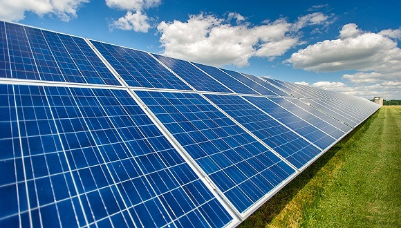 原标题:股价曾暴涨16倍,如今自吞并购苦果 顺风清洁能源欲47亿元剥离光伏制造业务 图片来源:视觉中国 继去年年初宣布出售光伏制造端业务资产失败后,顺风国际清洁能源有限公司(下称顺风清洁能源,01165.HK)再次重启出售同一资产——该公司近日公告称,其计划以47亿元(人民币,下同)向亚太资源开发投资有限公司(下称亚太资源),出售江苏顺风光电科技有限公司(下称顺风光电)100%股权。 除了标的资产、出售对象外,与前次出售计划不同的是,本次顺风光电1