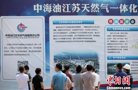 原标题:江苏滨海LNG项目“增容” 备战长三角天然气消费升级 中海油江苏滨海LNG项目。 泱波 摄 中新网南京9月30日电 (高剑 李珂)总投资从115亿元人民币提升至144亿元人民币,又从144亿元人民币提升至170亿元人民币,江苏滨海LNG项目一期工程中准备建设的4座储罐,单罐储量从16万立方米升格为22万立方米,计划接收气源供应的区域从江苏、安徽扩展至河南,未来不排除山东也将受益