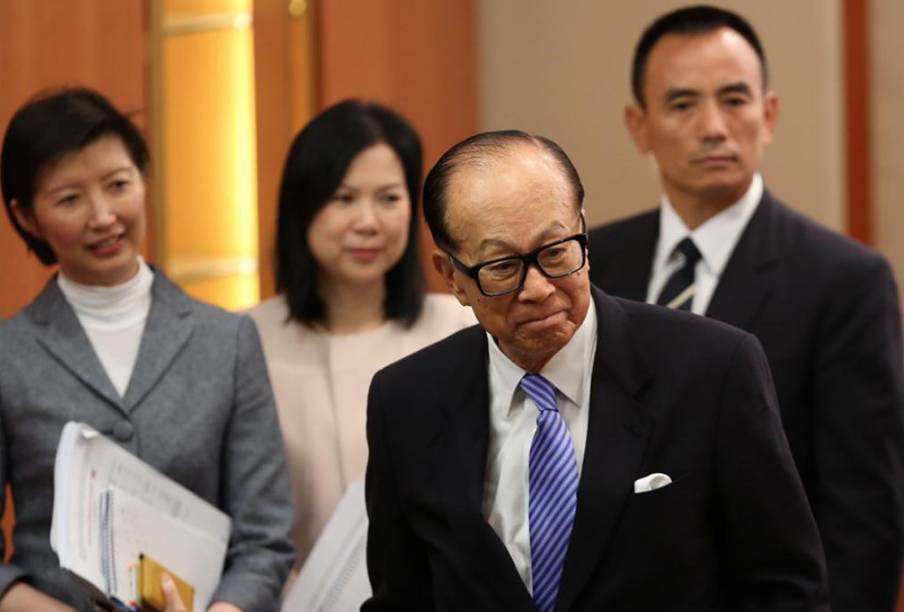 原標(biāo)題：李嘉誠(chéng)到底有多少錢(qián)，網(wǎng)友：世界首富都不是他的對(duì)手            2018年李嘉誠(chéng)排名23位，凈資產(chǎn)為349億美元，而2017年則排名19位，凈資產(chǎn)為312億美元。他曾經(jīng)當(dāng)了亞洲首富和中國(guó)首富幾十年，現(xiàn)在的中國(guó)首富馬云，許家印，馬化騰的身價(jià)都在400億左右了，那么李嘉誠(chéng)真的資產(chǎn)縮水了還是已經(jīng)藏富了呢？李嘉誠(chéng)也曾經(jīng)表示過(guò)，他們對(duì)首富的頭銜已經(jīng)失去了興趣