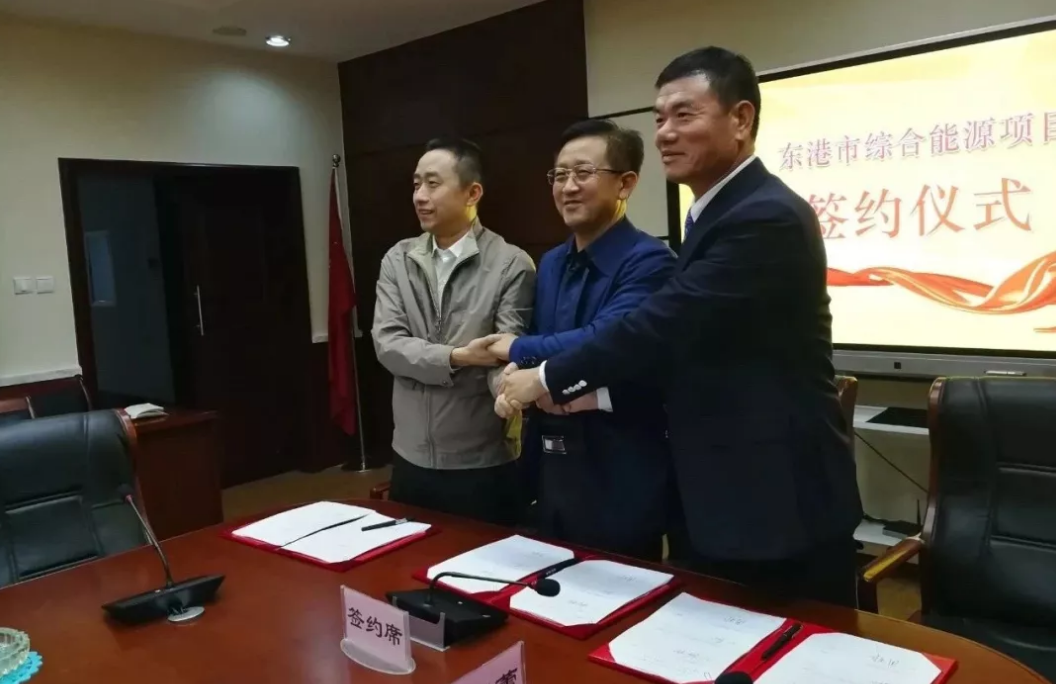                        9月28日下午，中廣核遼寧公司攜手萬家電力工程集團，與東港市人民政府簽署合作開發(fā)綜合能源框架協(xié)議書，擬在東港開發(fā)投建600萬千瓦海上風(fēng)電項目，預(yù)計投資額可達1100億元。該項目作為目前全國最大的海上風(fēng)電開發(fā)項目，揭開了東北地區(qū)新能源開發(fā)與應(yīng)用的新篇章