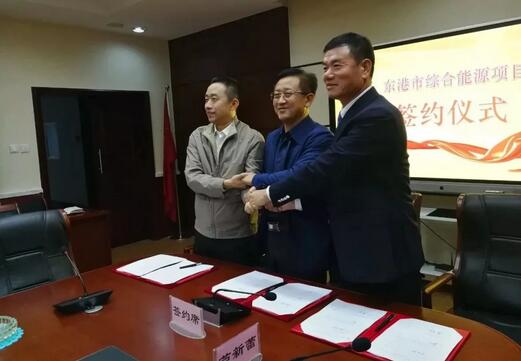                                         
	　　9月28日下午，中廣核遼寧公司攜手萬家電力工程集團，與東港市人民政府簽署合作開發(fā)綜合能源框架協(xié)議書，擬在東港開發(fā)投建600萬千瓦海上風(fēng)電項目，預(yù)計投資額可達1100億元。該項目作為目前全國最大的海上風(fēng)電開發(fā)項目，揭開了東北地區(qū)新能源開發(fā)與應(yīng)用的新篇章