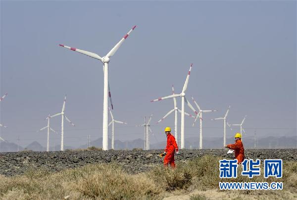 




　　在烏魯木齊近郊的達(dá)坂城風(fēng)力發(fā)電場(chǎng)，兩位工作人員在巡檢風(fēng)力發(fā)電設(shè)備（9月18日攝）。 進(jìn)入秋季，新疆風(fēng)電、光伏發(fā)電量和利用小時(shí)持續(xù)提升