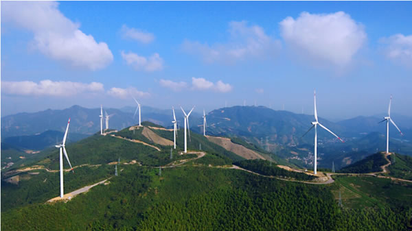                                         
	　　近日，位于湖州市吳興區(qū)埭溪鎮(zhèn)境內(nèi)的獅子山風(fēng)力發(fā)電一期項(xiàng)目完成，并接入當(dāng)?shù)仉娋W(wǎng)。一期工程年上網(wǎng)電量9286萬千瓦時(shí)，相當(dāng)于每年節(jié)省標(biāo)準(zhǔn)煤，二氧化碳減排8.08萬噸