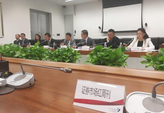 原標題：紫光學大召開重組說明會 詳解并購標的天山鋁業(yè)核心競爭力            　　10月11日，紫光學大在深交所召開重大資產重組媒體說明會，向投資者詳細介紹了并購標的天山鋁業(yè)的核心競爭力和產業(yè)優(yōu)勢。此前公告顯示，紫光學大擬通過發(fā)行股份及支付現金的方式，購買錦隆能源等18名交易對方合計持有的天山鋁業(yè)100%股權，交易初步作價為236億元