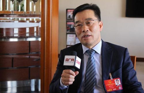 原標(biāo)題：張傳衛(wèi)：一手出神入化生錢計(jì)，讓他成功脫穎而出            張傳衛(wèi)是2010年央視中國經(jīng)濟(jì)年度人物評選的黑馬，他的明陽風(fēng)電則是新能源產(chǎn)業(yè)的一匹黑馬：在國有企業(yè)稱雄的風(fēng)電能源領(lǐng)域，明陽風(fēng)電倚仗技術(shù)領(lǐng)先迅速崛起，穩(wěn)占了一席之地。 退伍之后，張傳衛(wèi)做過國企干部；1993年，辭職下海，湊了一萬兩千多塊，辦起了“明陽電器”，生產(chǎn)輸配電設(shè)備；2006年，創(chuàng)辦明陽風(fēng)電，四年后上市