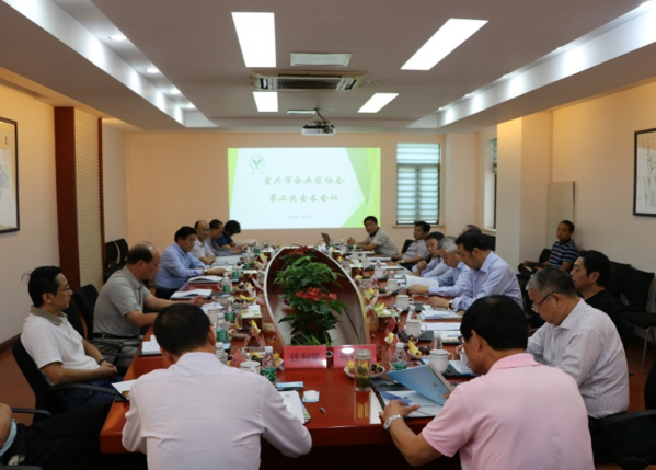 
	
                    
	10月7日，宜興市企業(yè)家（企業(yè)）協(xié)會(huì)第二次會(huì)長(zhǎng)會(huì)議在宜興舉行。遠(yuǎn)東控股集團(tuán)創(chuàng)始人、董事局主席、黨委書(shū)記蔣錫培出席會(huì)議，并當(dāng)選為宜興市企業(yè)家（企業(yè)）協(xié)會(huì)輪值會(huì)長(zhǎng)