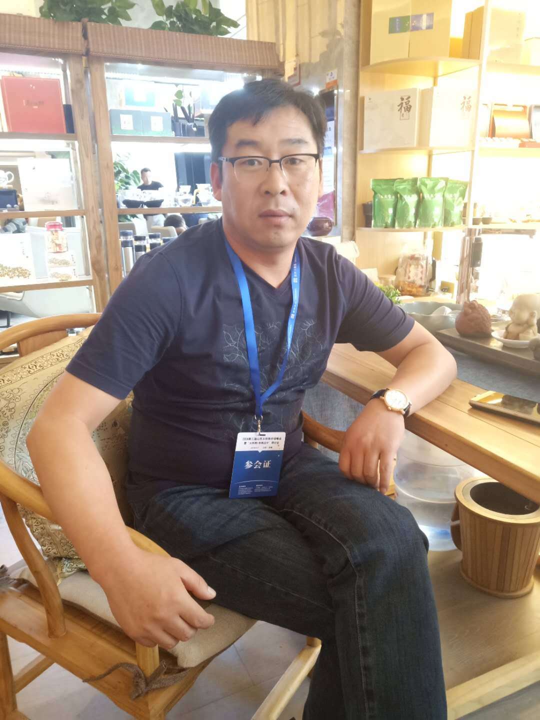 原標題：太陽能資訊：取自然之勢 擇三能合一的綜合性運維商            取自然之勢擇三能合一的綜合性運維商 ——訪威海榮海節(jié)能科技有限公司總經理李吉海  近日與李吉海相識緣于一位朋友介紹，朋友說，雖然與李總已經合作過很多次，但這是第一次見面。 李吉海于2007年進入太陽能光熱行業(yè)，時值山東大力推行《山東省節(jié)能節(jié)水專項資金信用管理暫行辦法》與《山東省太陽能集熱系統(tǒng)財政補貼資金使用管理暫行辦法》，對省內三星級及以上賓館和教育廳所屬高校新建太陽能集熱系統(tǒng)，按照總投資的30%給予財政補貼，每個項目補貼資金