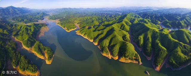 原標(biāo)題：浙江空氣有多好？全省11城全部上榜中國(guó)空氣優(yōu)良城市Top50！             在近期標(biāo)準(zhǔn)排名根據(jù)生態(tài)環(huán)境部2017年度權(quán)威數(shù)據(jù)編制發(fā)布的《2018中國(guó)空氣質(zhì)量?jī)?yōu)良城市TOP50》榜單中，浙江省和江蘇省均有11個(gè)城市上榜，并列成為上榜城市最多省份，浙江下轄的11個(gè)城市全部上榜，成為唯一一個(gè)全省城市全部上榜的省份。此外，浙江省有9大城市城市進(jìn)入全國(guó)空氣質(zhì)量?jī)?yōu)良城市前三十名，而江蘇省卻只有鹽城1個(gè)城市躋身前三十
