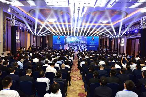 
　　10月11日，由國(guó)家科技部、工業(yè)和信息化部、交通運(yùn)輸部、國(guó)資委以及國(guó)家能源局指導(dǎo)，中國(guó)氫能源及燃料電池產(chǎn)業(yè)創(chuàng)新戰(zhàn)略聯(lián)盟(以下簡(jiǎn)稱中國(guó)氫能聯(lián)盟)舉辦的“2018年中國(guó)氫能源及燃料電池產(chǎn)業(yè)高峰論壇”在海南省海口市召開(kāi)。




　　此次論壇是于2018年2月成立的中國(guó)氫能聯(lián)盟舉辦的第一次行業(yè)盛會(huì)