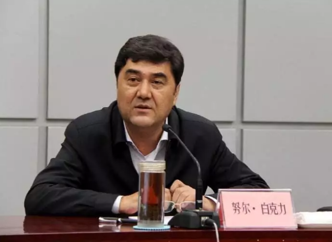                        10月12日，中國人社部發(fā)布了國務(wù)院任免國家工作人員的通知。努爾·白克力正式被免去國家發(fā)展和改革委員會(huì)副主任、國家能源局局長職務(wù)
