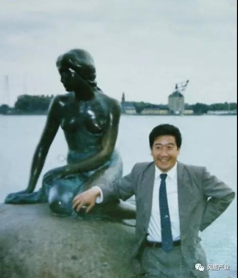  


楊校生


早期風(fēng)電開發(fā)的那些日子
 
　　從1988年與風(fēng)電結(jié)緣，轉(zhuǎn)瞬間30年過去了。楊校生的工作崗位和“頭銜”幾經(jīng)變化，卻始終沒有離開風(fēng)電，完整的見證和親歷了我國風(fēng)電產(chǎn)業(yè)從無到有、從小到大的全過程