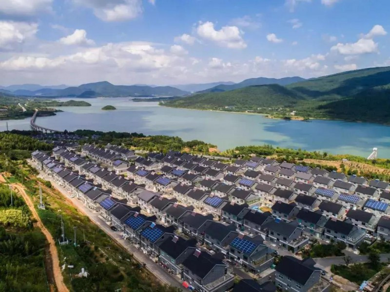 原標(biāo)題：戶用光伏平價上網(wǎng)安裝更劃算 投資少 收益收益高            以河南省為例：2017年投資戶用光伏5KW投資4萬元，年發(fā)電量為7000度，全部賣電一度0.85元，賣電收益5950元 回本周期需要7年，25年收益14萬。 2018年無補(bǔ)貼投資5KW光伏發(fā)電需要2萬元，全部賣電年收益:2660元 25年收益6萬