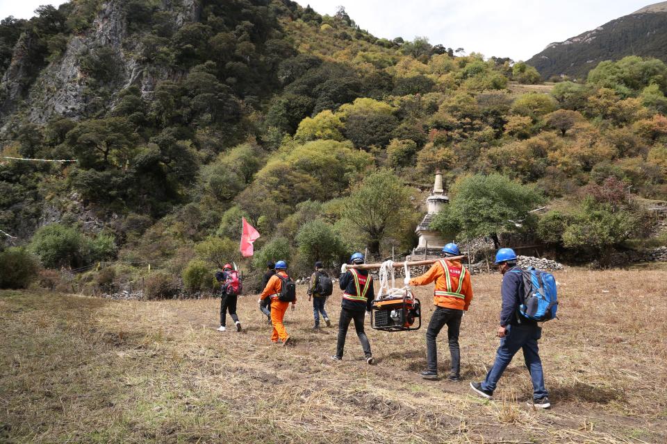 
　　10月12日13时30分，一支由国网四川电力甘孜供电公司6名抢险队员组成的抢险小组，抬着人力发电机在当地村民的带领下前往救援现场，为救援提供应急照明。 肖顺华摄

　　中国电力新闻网讯 记者牛雅倩 通讯员黄丽 王红芳报道 １０月１１日７时１０分许，西藏自治区昌都市江达县波罗乡境内发生山体滑坡，造成金沙江断流并形成堰塞湖，与江达县交界的甘孜州白玉县和巴塘县、得荣县等下游地区人民群众生命财产安全受到危及，并对多个水电站造成威胁