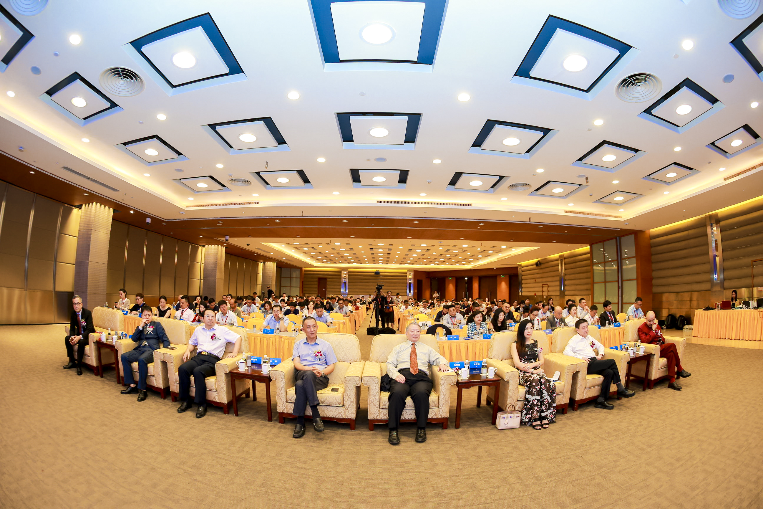原標(biāo)題：博鰲企業(yè)論壇隆重舉行 首信天賜集團(tuán)斬獲雙項大獎！            9月29日，2018（第二屆）博鰲企業(yè)論壇在海南博鰲亞洲論壇大酒店隆重舉行。本次論壇以“改革再出發(fā) 鏈接新未來”為主題，匯集了政商領(lǐng)袖、學(xué)術(shù)精英等各界嘉賓，共同展望中國企業(yè)發(fā)展的美好前景
