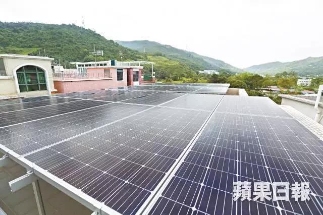 原標(biāo)題：香港村屋天臺鋪太陽能板賣電 1年回報逾20厘            兩電再生能源上網(wǎng)電價計劃，中電(002)本月1日正式起動，以每度電3至5元價格回購民間太陽能發(fā)電，700呎村屋天臺安裝費(fèi)約20萬元，發(fā)電功率10千瓦特，以每度電5元計，年回報逾4萬元，回報率逾20厘，遠(yuǎn)高于一般投資，回購價格保證至2033年。有太陽能安裝商指查詢者眾多，有村屋居民則早著先機(jī)安裝，食盡中電補(bǔ)貼