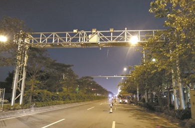 　　【中國儀表網(wǎng) 儀表產(chǎn)業(yè)】機(jī)動(dòng)車尾氣對(duì)城市市容市貌、大氣污染影響惡劣，也是市區(qū)大氣污染物PM2.5和PM10的主要來源之一。隨著大氣污染治理工作的深入開展，對(duì)機(jī)動(dòng)車等移動(dòng)源尾氣排放要求越來越嚴(yán)格，執(zhí)法力度越來越大