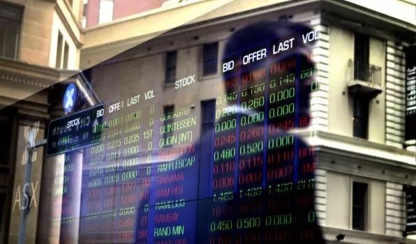 原標(biāo)題：礦業(yè)、金融板塊復(fù)蘇 提振澳股收漲0.6%            周二澳交所撥云見日，股指開盤跳漲，雖于隨后有所回吐，但橫向震蕩至尾盤時仍小幅收漲。截至收盤，澳基準(zhǔn)股指收漲0.6%，報于5869.9點，普通股股指收漲0.5%，報于5977.8點
