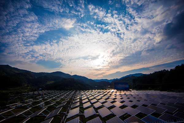 
　　光伏電站助力扶貧（王文攝）

　　“2018至2020年，國網(wǎng)安徽電力計劃投資90億元，持續(xù)加大全省31個貧困縣區(qū)和3000個貧困村的電網(wǎng)改造力度。計劃到2020年，實(shí)現(xiàn)全省大別山區(qū)、皖北地區(qū)和行蓄洪區(qū)等貧困地區(qū)電網(wǎng)供電能力大幅提升，自然村動力電源全覆蓋，低電壓問題基本解決，公司系統(tǒng)82個扶貧村如期脫貧出列