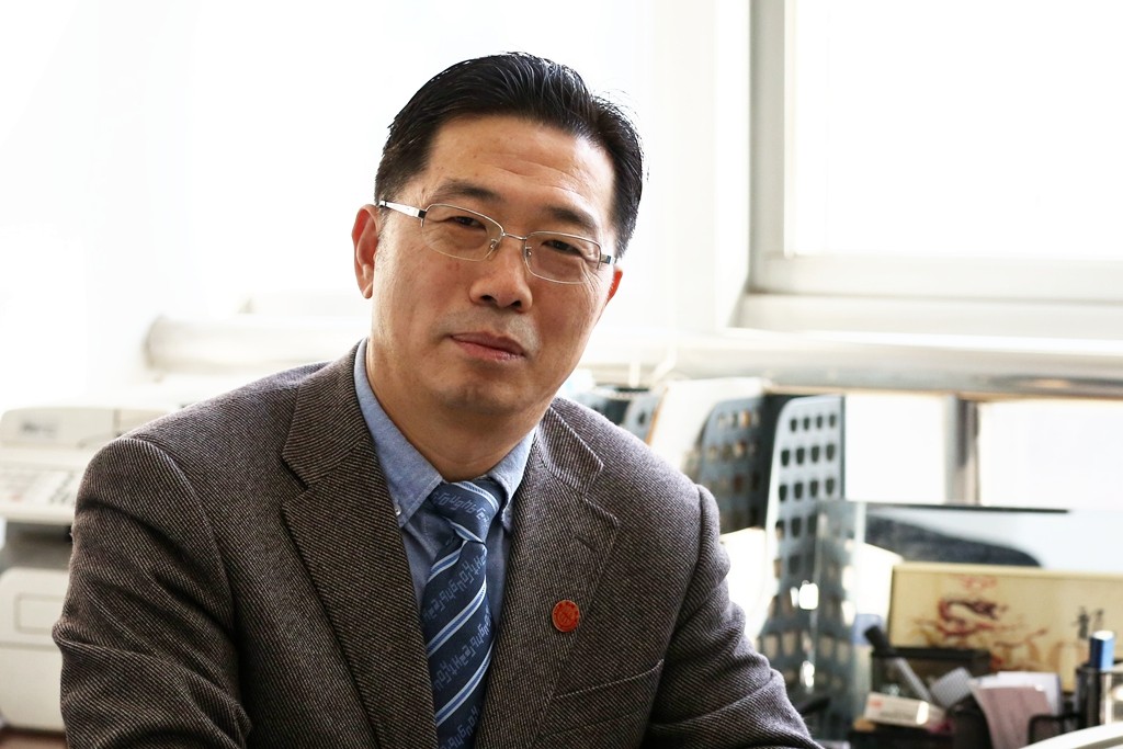 　　【中国仪表网 仪表人物】十年磨一剑，砺得梅花香。经过十余年的攻坚克难，西安交通大学机械工程学院赵玉龙团队完成的“高动态MEMS压阻式特种传感器及系列产品”项目解决了发动机、导弹、水下兵器、燃爆、战机、登月等国防、航空航天以及石化领域中的压力/加速度测量难题，荣获2017年度国家技术发明二等奖