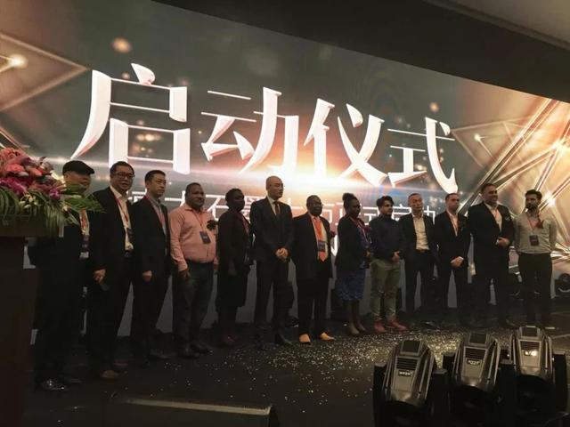 原標題：上海融碳集團上市暨布干維爾項目香港發(fā)布會圓滿結(jié)束 推動集團資本化步伐            上周，在香港召開了集團上市暨布干維爾項目發(fā)布會，有不少嘉賓參與了此次項目發(fā)布會。 參會嘉賓有布干維爾自治區(qū)副總統(tǒng)、前納斯塔克交易所副主席約翰·華萊士、特拉華交易所CEO丹尼斯·博伊蘭、陜西省川渝商會常務(wù)會長兼秘書長楊繼坤、促進會新能源汽車專委會會長苗林等人