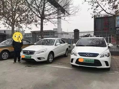 原標(biāo)題：新能源汽車or 家庭光伏電站，哪個(gè)更酷炫？             大家平常上下班的時(shí)候不知有沒有注意到，現(xiàn)在很多私家車的車牌是綠色的。    其實(shí)，這些綠牌車就是國(guó)家現(xiàn)在大力倡導(dǎo)的新能源車