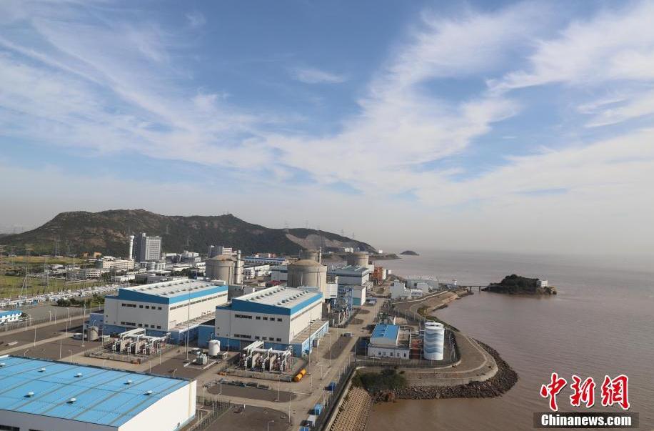 
			              10月19日，记者走进位于浙江省海盐县的秦山核电基地。据悉，秦山核电目前共有9台运行机组，总装机容量为656.4万千瓦，年发电量约500亿千瓦时，是目前中国最大的核电基地