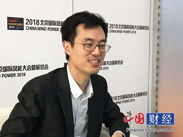 　　“今年，‘三北’風(fēng)電處于復(fù)蘇期，海上風(fēng)電處于爆發(fā)期，分布式風(fēng)電處于萌芽期。”在2018北京國(guó)際風(fēng)能大會(huì)期間，遠(yuǎn)景智能智慧風(fēng)場(chǎng)軟件產(chǎn)品總監(jiān)趙清聲在接受包括中國(guó)網(wǎng)財(cái)經(jīng)在內(nèi)的媒體采訪時(shí)表示