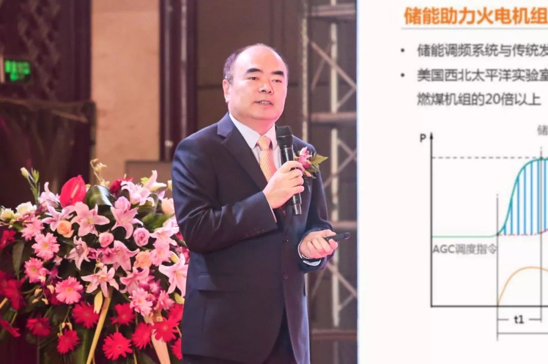                        10月20日，由通威集團(tuán)、陽光電源等企業(yè)聯(lián)合主辦、以“領(lǐng)跑·創(chuàng)新·賦能”為主題的2018首屆中國光伏產(chǎn)業(yè)領(lǐng)跑論壇在江蘇泗洪隆重舉行。眾多政府機(jī)構(gòu)領(lǐng)導(dǎo)、主流媒體及行業(yè)領(lǐng)袖匯聚一堂，論道全球光伏發(fā)展新趨勢，探索綠色能源引領(lǐng)綠色發(fā)展新思路