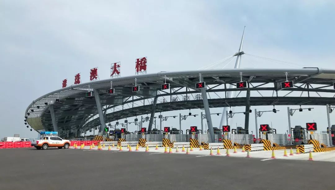 原標(biāo)題：“大國重器”上的遠(yuǎn)東印記——遠(yuǎn)東電纜點(diǎn)亮港珠澳大橋            港珠澳大橋開通儀式23日上午在廣東珠海舉行。習(xí)近平主席出席儀式并宣布大橋正式開通，標(biāo)志著在“一國兩制”下，粵港澳三地首次合作共建、歷經(jīng)8年成就的大型跨境基建工程正式啟用