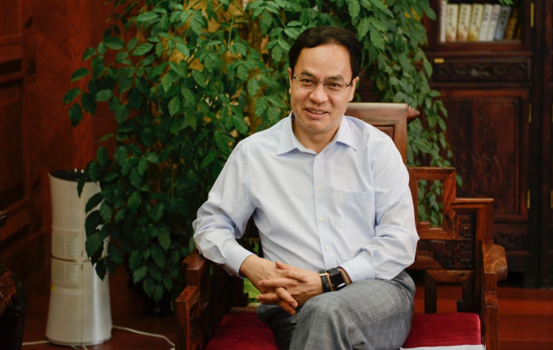 原標題：漢能私有化，昔日首富李河君的最后一搏？             漢能董事局主席李河君。來源：視覺中國 如果把十年作為一個長周期的話，此時距離李河君首次談及的“被低估的十年”僅剩下四年時間，漢能此次私有化或許是他最后一搏