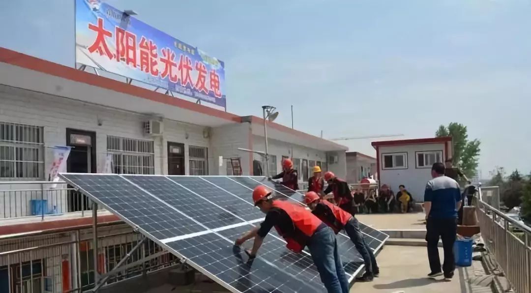 原標題：光伏是騙人的！可你知道光伏帶來的社會效益、經(jīng)濟效益和環(huán)境效益？            近幾年，因為分布式光伏的迅猛發(fā)展，很多人通過電視、網(wǎng)絡、報紙等媒體、親朋好友介紹、廣告宣傳等渠道經(jīng)常看到關于安裝光伏發(fā)電的宣傳，慢慢很多人對光伏發(fā)電有了一定的理解，有的說光伏發(fā)電不錯，值得推廣，但是有部分人談到光伏發(fā)電，就直言光伏發(fā)電是騙人之舉。 為何會有這樣的分歧？光伏發(fā)電真像部分人所說的是騙人之舉？ 因為光伏產(chǎn)業(yè)近年來發(fā)展越來越快，很多人對這個代表未來趨勢的新能源行業(yè)了解的還不夠充分而造成了一些誤解