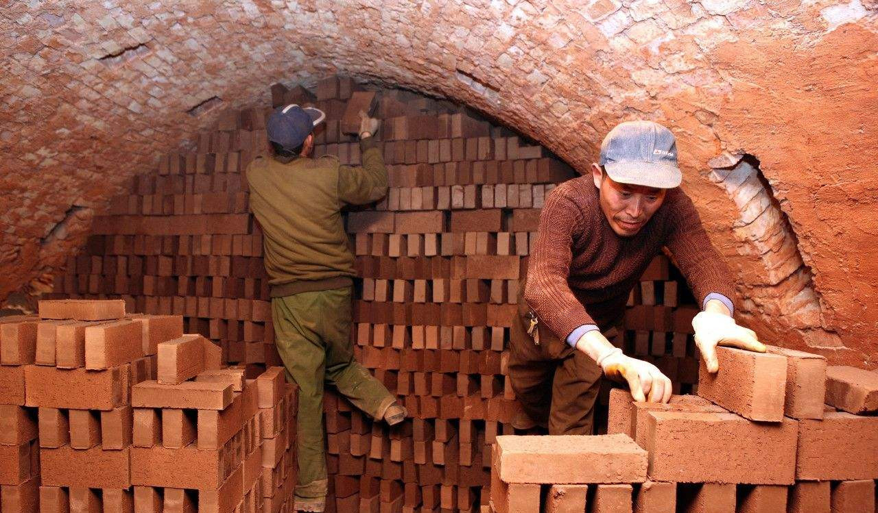 原標題：從土塊變磚塊，讓人中意的紅磚如今卻被禁止了？看看專家怎么說            原創(chuàng)文章，禁止轉(zhuǎn)載 大家都知道在農(nóng)村修建房屋必不可少的就是磚塊了，這和建筑工地還不太一樣，因為建筑工地一般的主要的建筑材料都是鋼筋水泥為了保證質(zhì)量也能提高樓房的堅固性和承重性能鋼筋水泥是工地用的最多的，但是對于農(nóng)民朋友來說建造自己家的住房而且多半是平房一來不用怕房子堅固，二來對承重的要求也并不高，所以這個時候磚就成了農(nóng)民建房子首選的建筑用材。  其實在過去幾十年里尤其是20世紀末那個時候農(nóng)村建房子在很多時候連磚塊都沒