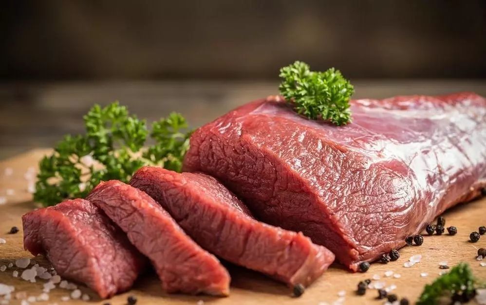 原標(biāo)題：進(jìn)口牛肉激增，是“?！边€是“機(jī)”？或許已不是問(wèn)題！            近日，海關(guān)總署發(fā)布的一份數(shù)據(jù)顯示，今年前三季度，我國(guó)從國(guó)外進(jìn)口的牛肉達(dá)到了73.8萬(wàn)噸，大幅增加了46.8%。 業(yè)內(nèi)專家分析，由于飼養(yǎng)成本過(guò)高、土地資源短缺、環(huán)保壓力等因素，我國(guó)畜牧業(yè)發(fā)展受到制約，造成牛肉存欄量大幅下降；但我國(guó)居民生活水平的提高和飲食結(jié)構(gòu)的改變，不斷增加對(duì)牛肉的需求