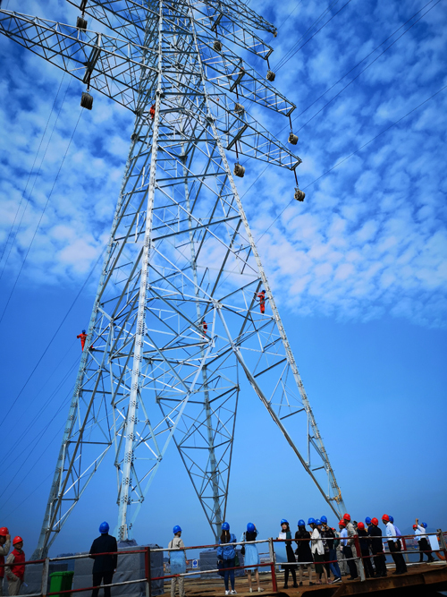 原標題：國網(wǎng)福建電力助力污染防治攻堅服務(wù)生態(tài)文明建設(shè)             東南產(chǎn)經(jīng)新聞網(wǎng)10月25日莆田訊（林麗平）今天上午，在莆田埭頭風電220千伏送出工程施工現(xiàn)場，國網(wǎng)福建送變電公司施工人員正在加快線路的加架施工。該工程將于今年12月投運，是福建省首條采用集中式輸送風電的電力輸送通道，負責莆田市埭頭鎮(zhèn)四個風力發(fā)電場的電力輸送