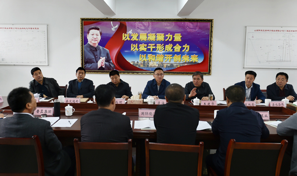 原標(biāo)題：山西盂縣：坤寧煤業(yè)120萬(wàn)噸/年建設(shè)項(xiàng)目推進(jìn)會(huì)召開             香港衛(wèi)視山西訊：(張福鎖 秦明明) 10月25日，山西陽(yáng)泉盂縣坤寧煤業(yè)有限公司120萬(wàn)噸/年建設(shè)項(xiàng)目推進(jìn)會(huì)在坤寧煤業(yè)會(huì)議室召開。  盂縣縣委副書記、代縣長(zhǎng)梁海昌  盂縣縣委常委、常務(wù)副縣長(zhǎng)王建華  盂縣副縣長(zhǎng)高尚明  山西晉盂煤業(yè)(集團(tuán))有限公司黨委書記、董事長(zhǎng)韓愛忠  山西晉盂煤業(yè)(集團(tuán))有限公司黨委副書記、坤寧煤業(yè)有限公司董事長(zhǎng)趙彥海 盂縣縣委副書記、代縣長(zhǎng)梁海昌，盂縣縣委常委、常務(wù)副縣長(zhǎng)王建華，以及盂縣發(fā)改局、運(yùn)輸局