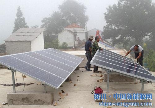                                                                                                                                                                     
	　　記者從合肥供電公司獲悉，截至今年9月底，合肥地區(qū)累計(jì)完成光伏扶貧項(xiàng)目并網(wǎng)6466個(gè)，轉(zhuǎn)付補(bǔ)貼1612.5萬(wàn)元，一大批貧困戶從光伏新能源中及時(shí)受益。

	　　農(nóng)戶把用不完的電賣