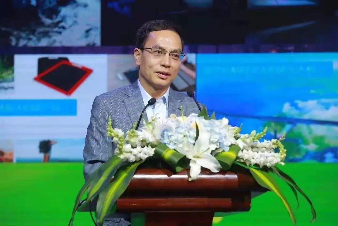 原標(biāo)題：漢能創(chuàng)始人李河君：回歸A股正當(dāng)其時(shí)。獨(dú)角獸回歸，市值或達(dá)2105億港元！             ▲《財(cái)約你》采訪視頻 10月23日，漢能移動(dòng)能源控股集團(tuán)有限公司在官網(wǎng)發(fā)布公告稱，經(jīng)漢能移動(dòng)能源控股集團(tuán)有限公司第二屆第7次董事會(huì)批準(zhǔn)，公司決定對(duì)持有漢能薄膜股票的所有投資人發(fā)出私有化要約，收購價(jià)格為每股不低于5港元，較停牌前最后報(bào)價(jià)3.91港元溢價(jià)27.9%，以現(xiàn)金收購或股票置換，私有化之后公司擬在國內(nèi)A股上市