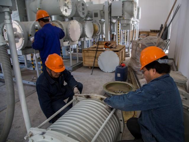      10月26日，新疆永安天泰电力有限责任公司新建二十九团包头湖农场35千伏变电站二次设备安装工作全面展开。图为施工人员正在安装35千伏母线筒