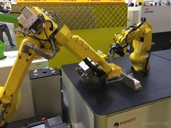 
                      近来将人工智能(AI)用于工厂机器人的动向正在加速。日本共同社就有关动向采访了机床巨头发那科(FANUC)机器人业务总部全面负责技术的技术总监榊原伸介