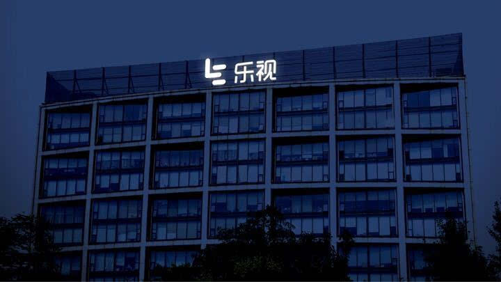 
	
                    
 【電纜網(wǎng)訊】10月29日晚間，樂視網(wǎng)披露的三季報顯示，前三季度營收13.48億元，同比下降77.88%，凈利潤虧損14.89億元。之前，在10月15日樂視網(wǎng)召開的2018年第三次臨時股東大會上，樂視網(wǎng)財務(wù)總監(jiān)張巍表示，樂視網(wǎng)三季度巨虧主要是由于版權(quán)攤銷成本和債務(wù)財務(wù)成本，公司目前也沒有有效的方式來改善當前的情況