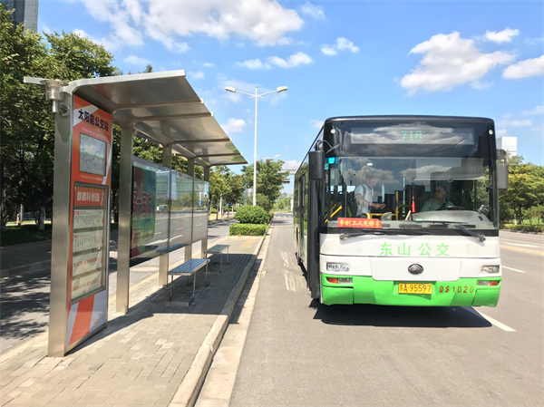 科技感十足的外观，实时观看公交动态、城市路况、一键查询、滚动播放气象信息、更有USB充电接口和驱蚊灯等强大功能。位于南京市麒麟科创园公交站的电子站牌吸引了过往乘客的注意，据公交公司的工作人员介绍，这是一个搭载了柔性薄膜太阳能电池组件的智能公交站台。